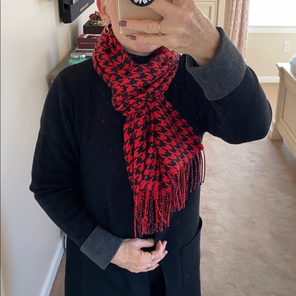 Black and red houndstooth patterned fringed scarf - Picture 2 of 6